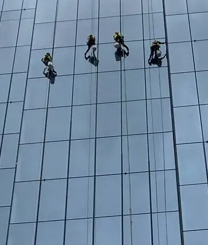 Window-Cleaning-Rope-Access